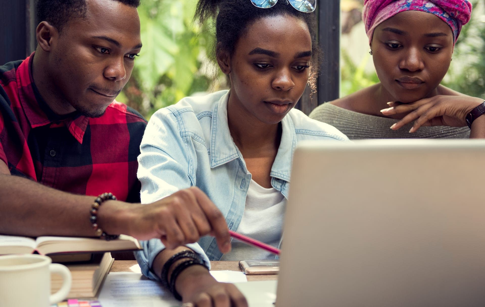 A group of TeKi-SL learners studying together